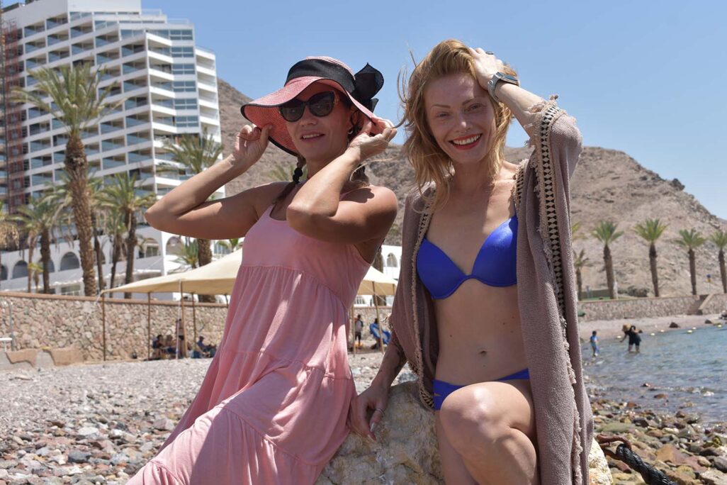 נטלי בורודין ונאוס ברלין בחוף הנסיכה. "אנחנו אילתיות אבל תמיד באות לפה" (צילום: אוריאל לוי)