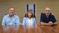 חברי הוועדה למניעת אסונות במכינות: גרשון הכהן, שולמית וסרקרוג ומנכ"ל משרד ההתיישבות לשעבר אבי נעים (צילום: שחר לונדון)