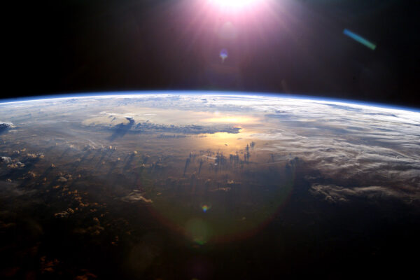 השמש שוקעת באוקיינוס השקט, מבט מתחנת החלל הבינלאומית, 2003. "מצד אחד אני נמלה קטנה. מצד שני אני כל כך חכם וגדול. אתה מקיף במבט מאה אלף שנות אור. זה משוגע" (צילום: נאס"א)
