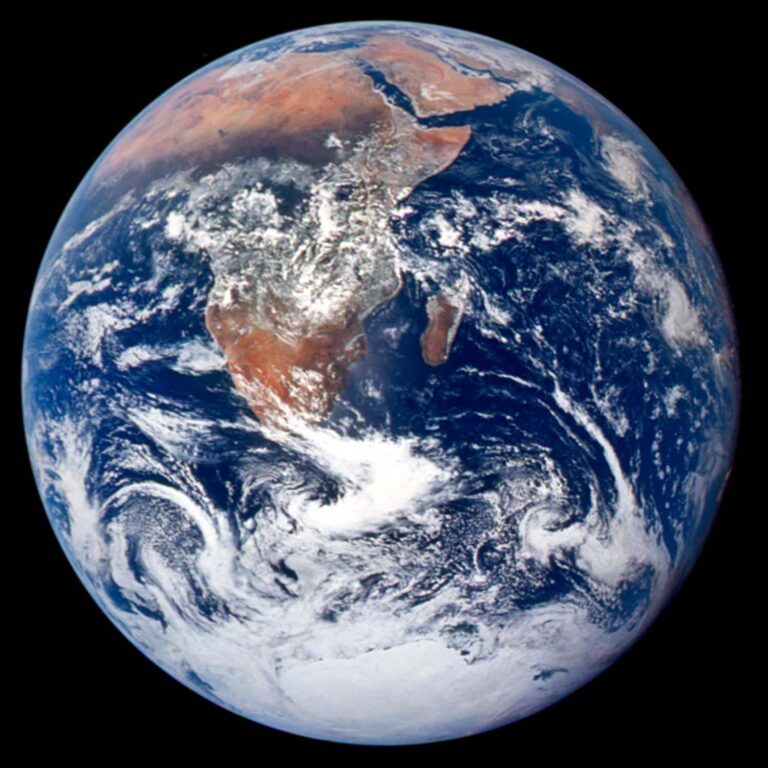 &quot;הגולה הכחולה&quot;. תצלום כדור הארץ מספינת החלל אפולו 17, 22 באפריל 1970. &quot;הנחיתה על הירח לימדה אותנו לקח&quot; (צילום: נאס&quot;א)