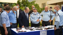 ראש אגף סיף ג'מאל חכרוש (מימין), מפכ"ל המשטרה קובי שבתאי, ראש הממשלה נפתלי בנט והשר לביטחון פנים עמר בר-לב בטקס חנוכת אגף סיף (צילום: משטרת ישראל)