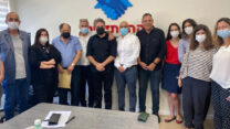 חתימת ההסכם. "יוצאים לדרך משותפת" (צילום: אגף הדוברות בהסתדרות)