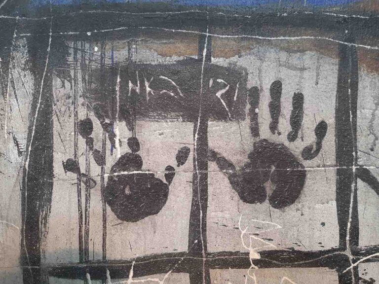 ידי האמן, ציור הקיר היחיד של יגאל תומרקין, על קיר תיכון עירוני ה' בתל אביב. חידושו הסתיים שבוע לפני מותו (צילום: מיכאל יעקובסון)