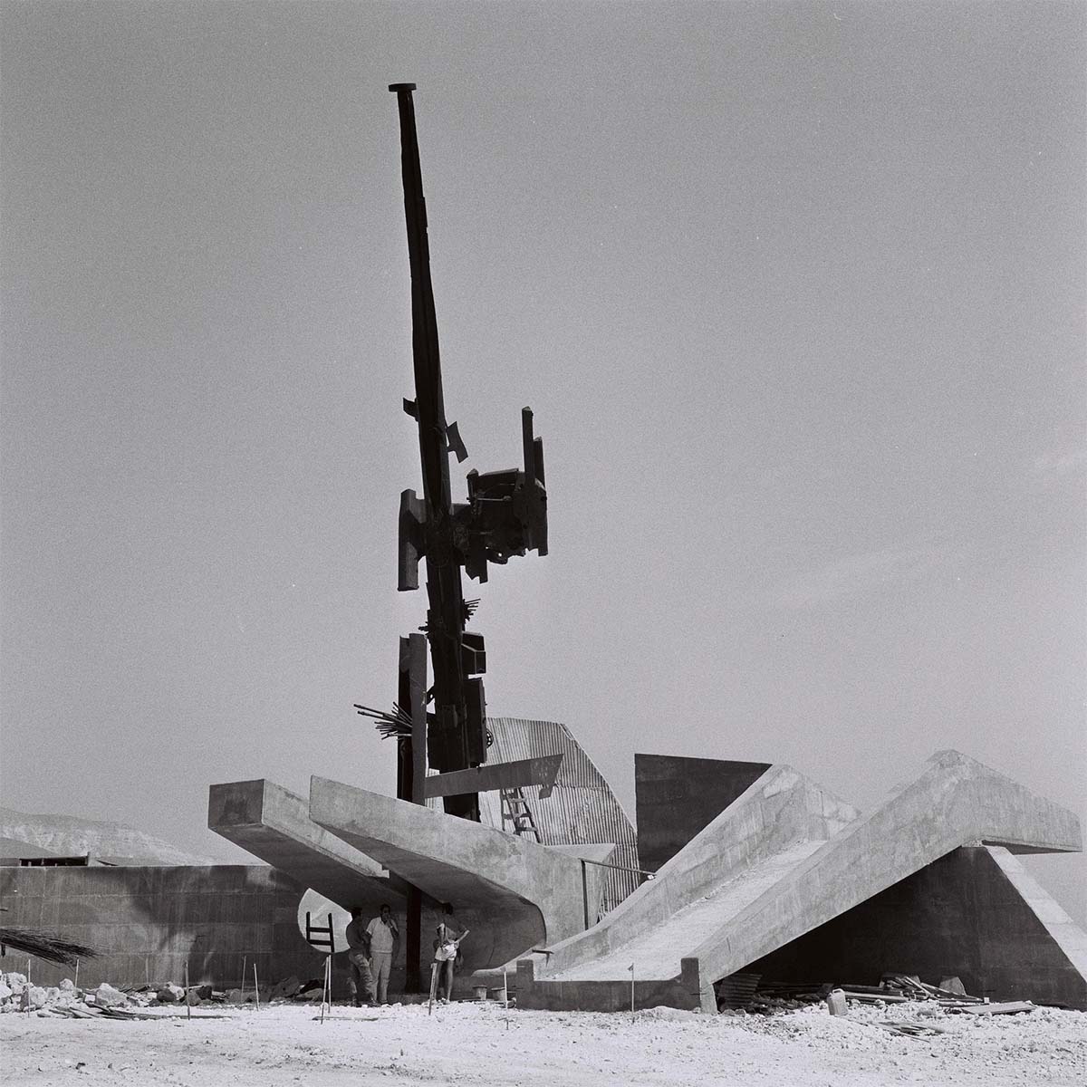 אנדרטת הבקעה (1972), פסל של תומרקין סמוך למושב פצאל בבקעת הירדן. לפי האגדה, הירדנים חשבו שמדובר בנשק סודי (צילום: לע&quot;מ)