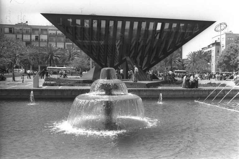 אנדרטת השואה (1964-1965) שיצר תומרקין בכיכר רבין בתל אביב (צילום: לע&quot;מ)