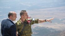 ראש הממשלה נפתלי בנט ואלוף פיקוד הצפון אמיר ברעם בסיור בגזרה (קרדיט קובי גדעון / לע"מ)