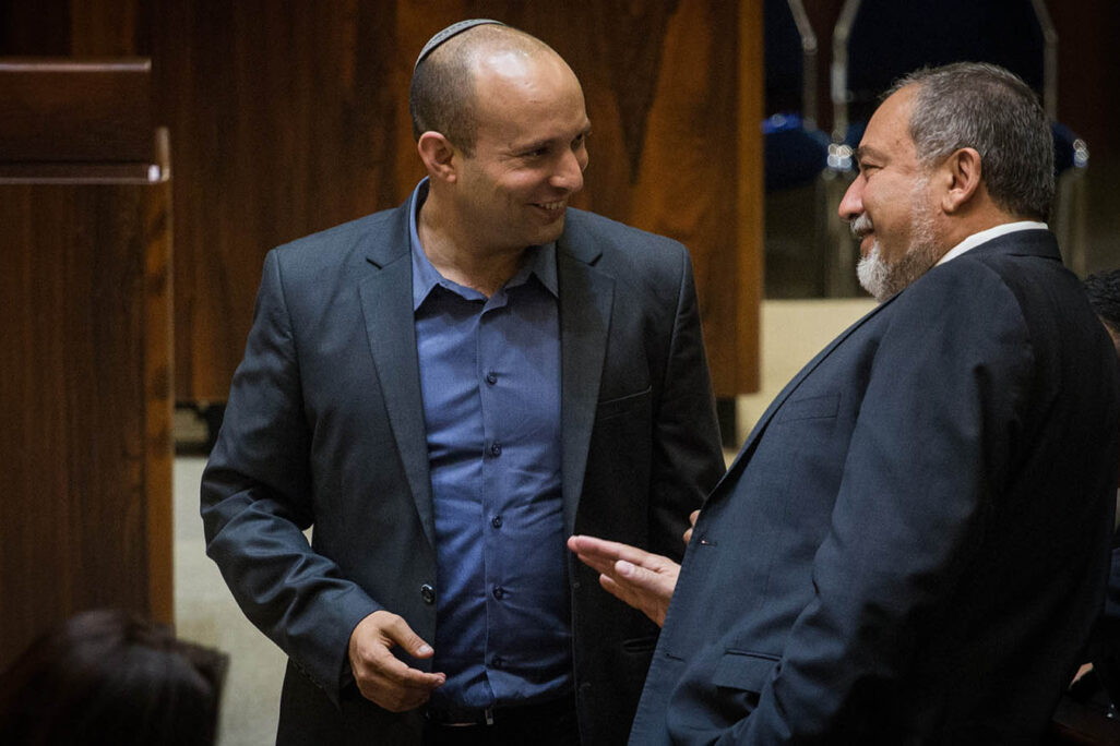 Prime Minister Bennett and Finance Minister Lieberman in the Knesset. The approved state budget barely acknowledges the worrying spike in cases. (Photo: Hadas Parush/Flash90)