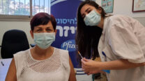 אולגה מבאריקי, תושבת שפרעם, מקבלת חיסון בקופת חולים מכבי (צילום: דוברות מכבי)