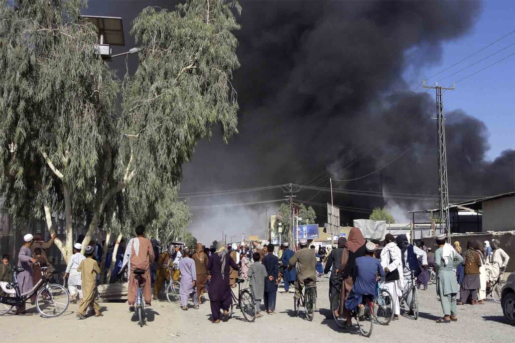 עשן מיתמר מעל זירת קרבות בין צבא אפגניסטן והטליבאן בקנדהר. (צילום: AP Photo/Sidiqullah Khan)