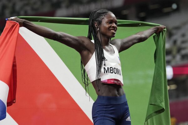 כריסטין מבומה מנמיביה חוגגת את זכייתה ההיסטורית במדליית הכסף האולימפית בריצת 200 מטר (צילום: AP Photo/Petr David Josek)
