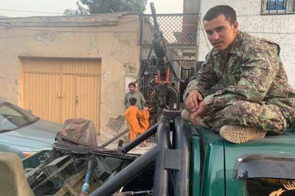 כוחות של צבא אפגניסטן שנמלטו משדה הקרב והגיעו לביתו של עבדללה עבדללה בקאבול. (צילום: יאסיר מליקזאדה)