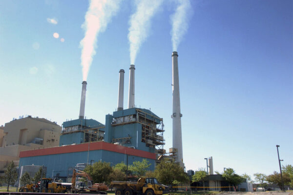 גז נפלט מתחנת כוח פחמית במונטנה, ארה"ב (צילום: AP Photo/Matthew Brown, File)