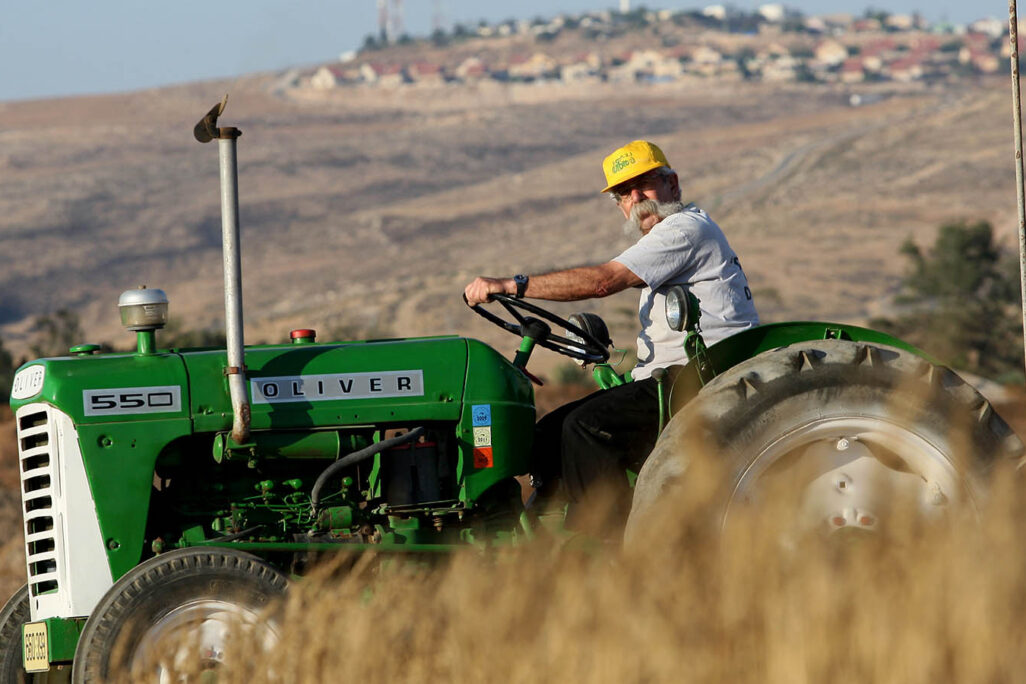 A farmer on a tractor in a field in Kibbutz Lahav. Archive (Photo: Moshe Shai / Flash90)