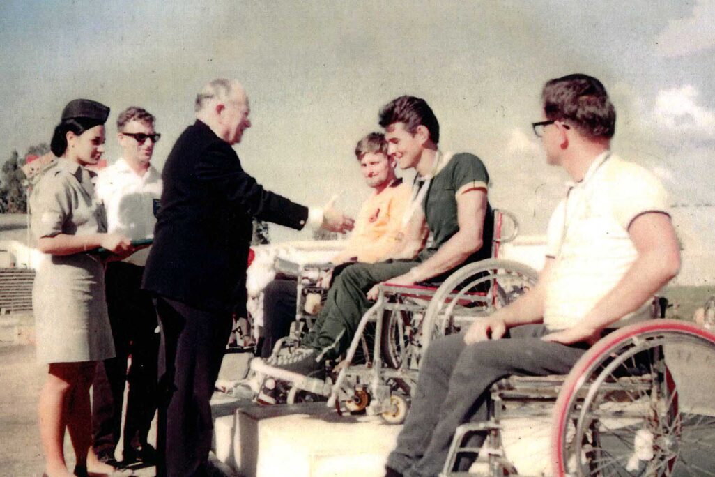 ד&quot;ר לודוויג גוטמן, מייסד המשחקים הפראלימפיים, מעניק את מדליית הזהב במשחקים הפראלימפיים תל אביב 1964 (צילום: Australian Paralympic Committee / ויקימדיה קומונס)