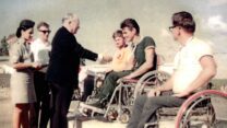 ד"ר לודוויג גוטמן, מייסד המשחקים הפראלימפיים, מעניק את מדליית הזהב במשחקים הפראלימפיים תל אביב 1968 (צילום: Australian Paralympic Committee / ויקימדיה קומונס)