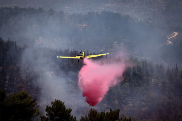 מטוס כיבוי בפעילות במהלך השריפה בהרי ירושלים (צילום ארכיון: יונתן זינדל / פלאש 90)