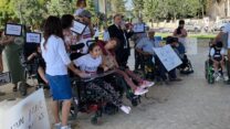 הפגנת הנכים בגשר המיתרים בירושלים (צילום: נכה לא חצי בן אדם)
