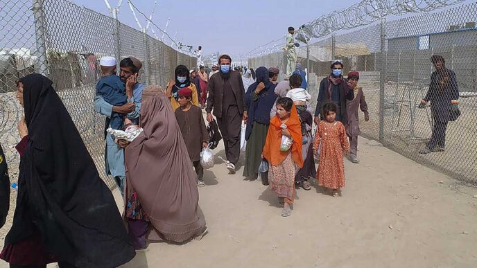 תושבים אפגנים מנסים לצאת מהמדינה בגבול אפגניסטן-פקיסטן (צילום: AP Photo/Jafar Khan)