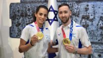 ארטיום דולגופיאט ולינוי אשרם עם מדליות זהב האולימפיות בקבלת הפנים בבית הנשיא (צילום: אוליבייה פיטוסי, פלאש 90)