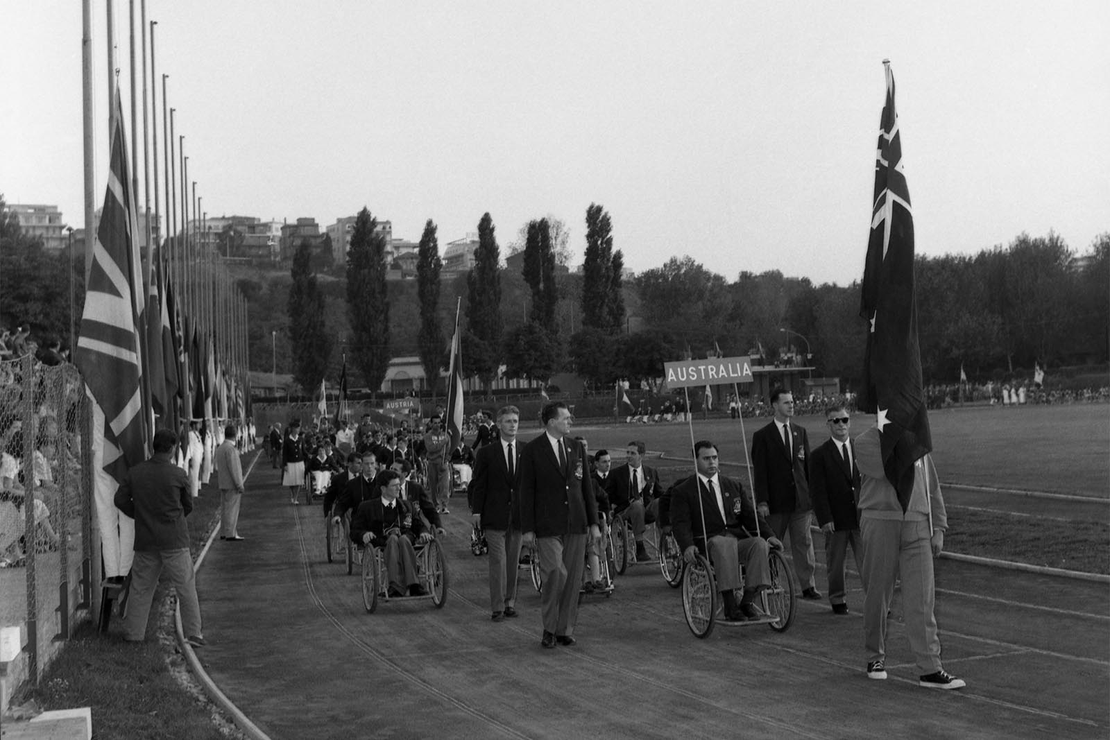 احتفال افتتاح النسخة الأولى من الألعاب البارالمبية في روما 1960 بمشاركة 400 رياضي ورياضية من 23 دولة (تصوير: AP Photo/Walter Attenni)