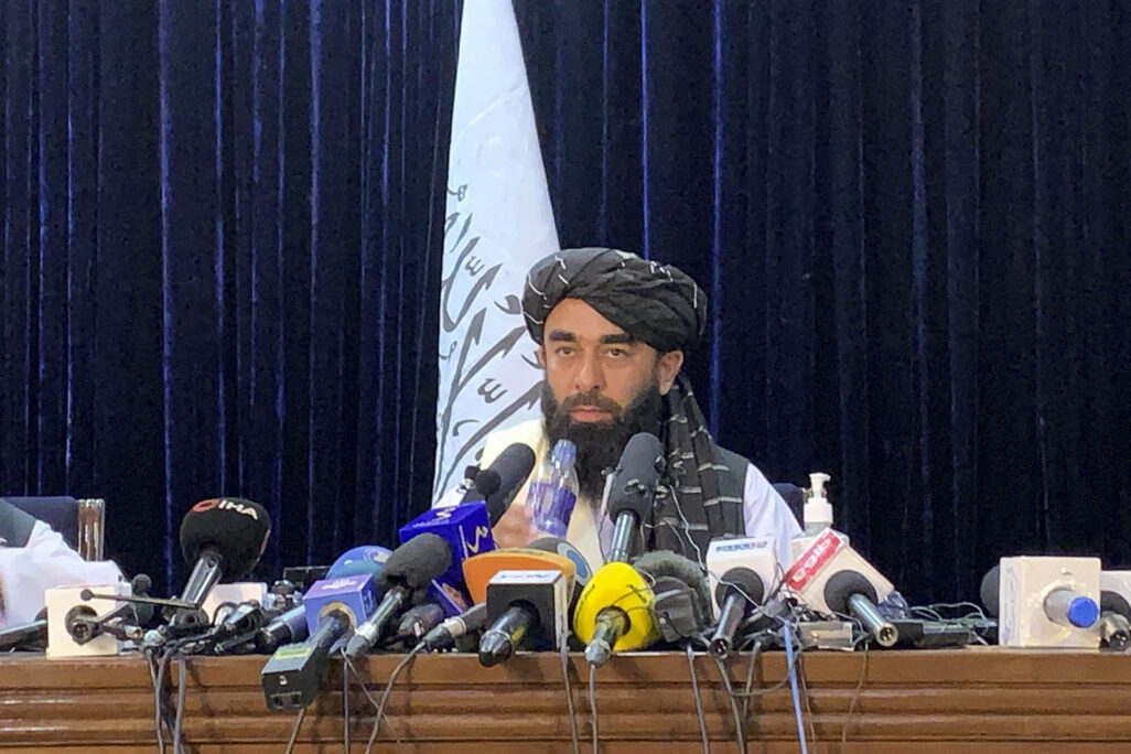 דובר הטליבאן זביהוללה מוג'היד, במסיבת עיתונאים ראשונה של הארגון מאז השתלט מחדש על אפגניסטן. (צילום: AP Photo/Rahmat Gul)