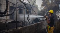 לוחם אש בגבעת יערים (צילום: אוליבר פיטוסי / פלאש 90)