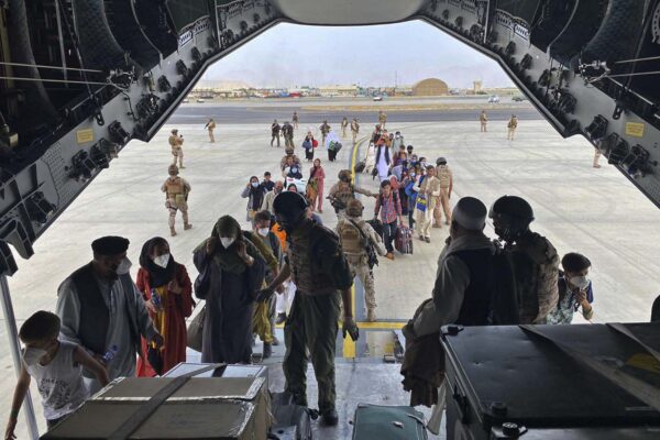 פליטים מאפגניסטן עולים על מטוס ספרדי (צילום: Spanish Defence Ministry via AP)