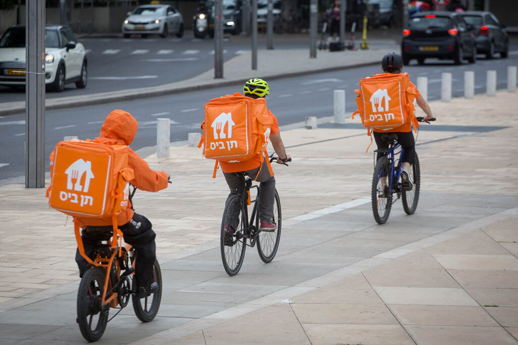 10Bis delivery workers riding their bikes in Tel Aviv during the first lockdown. (Photo: Miriam Alster / Flash90)