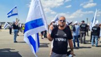 אסי חדד, מפעיל ציוד קרקע באל על, בהפגנה לפני חודש (צילום: הדס יום טוב)