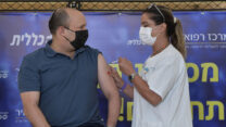ראש הממשלה נפתלי בנט מקבל את מנת החיסון השלישית נגד נגיף הקורונה בבית חולים מאיר בכפר סבא. (צילום: קובי גדעון / לע"מ)