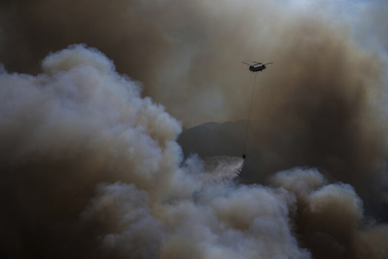 מסוק משחרר מטען מים מעל שריפה בדרום-מערב טורקיה. לפחות 16 בני אדם נהרגו בשריפות ענק שהשתוללו לאחרונה במדינה. (צילום: (AP Photo/Emre Tazegul