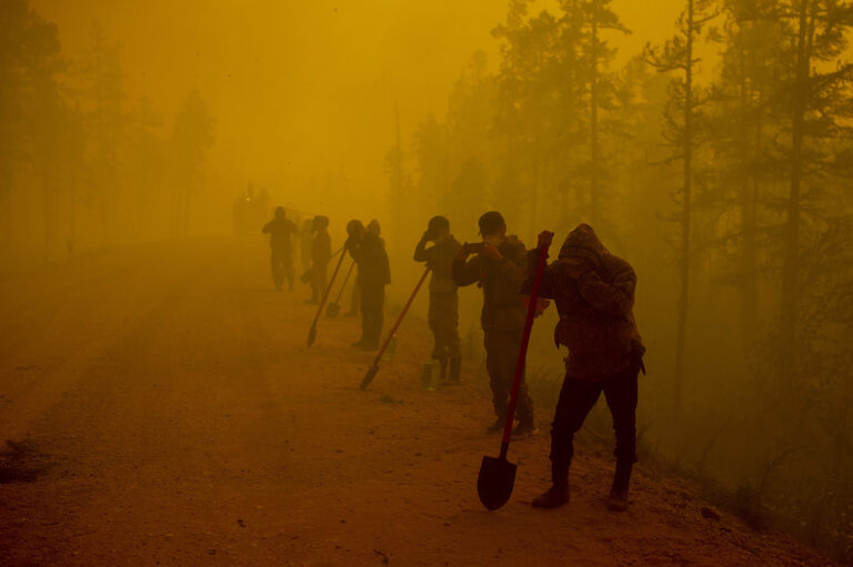 מתנדבים בהפסקה בזמן כיבוי שריפת יער מחוץ לכפר באזור גורני אולוס שמערבית לעיר יקוטסק ברוסיה. (צילום: AP Photo/Ivan Nikiforov)