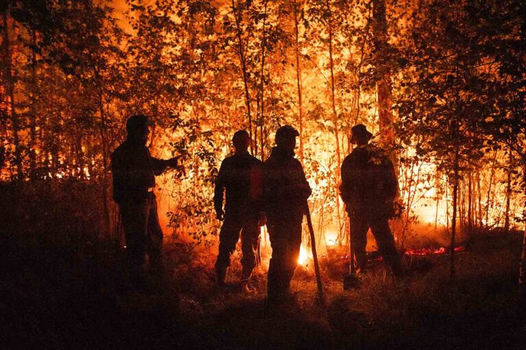 כבאים בזירה של שריפת יער סמוך לכפר באזור גורני אולוס מזרחית לעיר יקוטסק ברוסיה. שריפות הענק באזור סיביר המעידו עשרות כפרים בסכנה והביאו לפינויים של חלק מהתושבים. (צילום:AP Photo/Ivan Nikiforov)