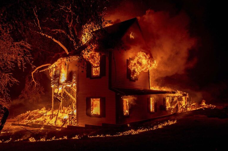 בית מגורים עולה באש אחרי ש'שריפת דיקסי' חצתה את כביש 395 מדרום לעיירה ג'יינסוויל בקליפורניה. (צילום: AP Photo/Ethan Swope)