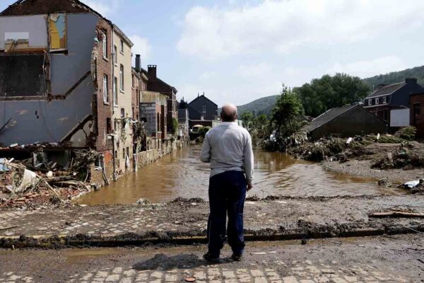 נזק מהצפות בבלגיה, יולי 2021. משבר האקלים חייב להיות בלב הדיון האסטרטגי של הפוליטיקה העולמית במאה הזו (צילום:וירג'יניה מאיו, AP Photo)