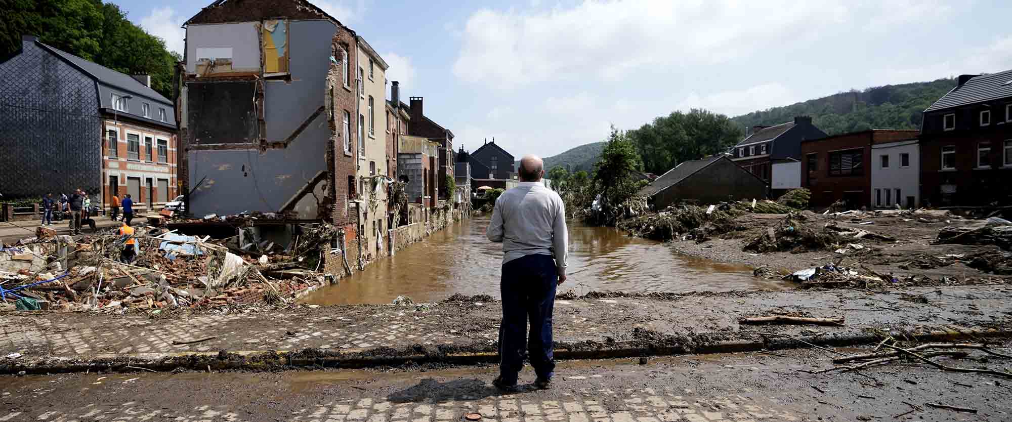 נזק מהצפות בבלגיה, יולי 2021. משבר האקלים חייב להיות בלב הדיון האסטרטגי של הפוליטיקה העולמית במאה הזו (צילום:וירג'יניה מאיו, AP Photo)