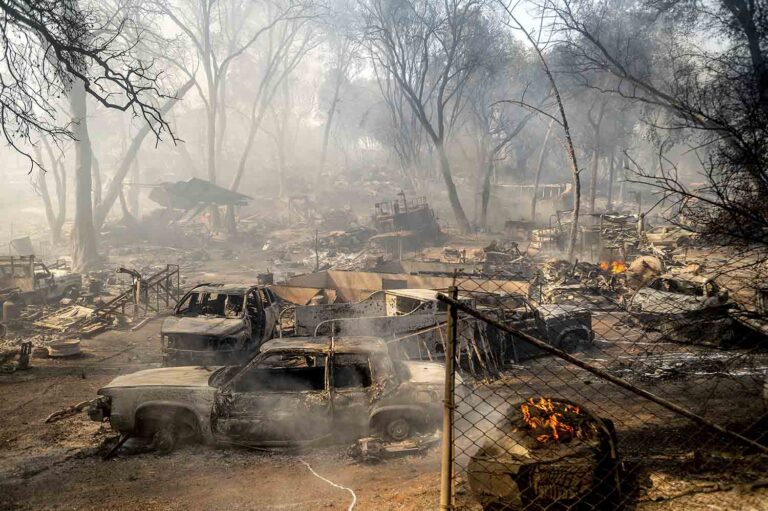 מכוניות שנשרפו בשריפה בקליפורניה, ארה&quot;ב, אוגוסט 2021/ היריבות בין המעצמות הפכה שוב לגורם מוביל בפוליטיקה העולמית (נוח ברגר, AP Photo)