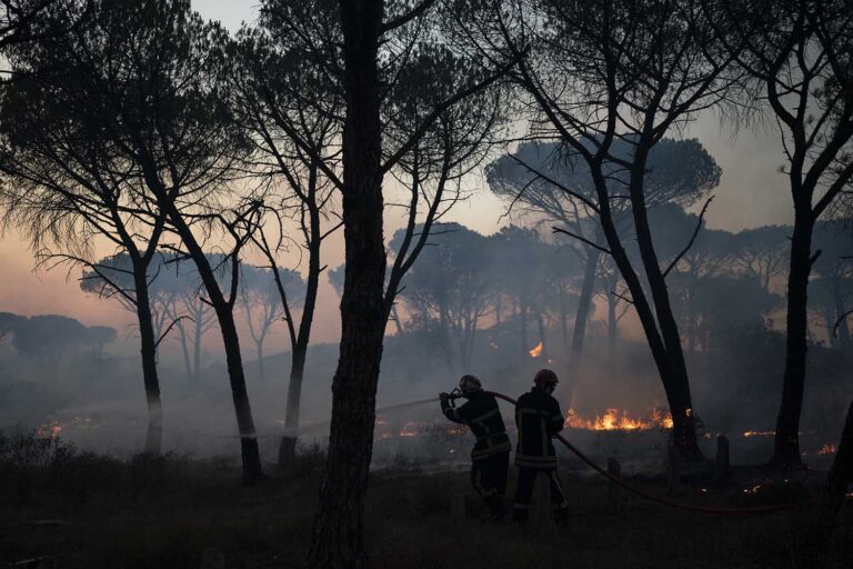 כבאים נלחמים בשריפה בדרום צרפת, אוגוסט 2021. משבר האקלים מייצר חדשות (דניאל קול, AP Photo)