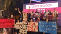 הפגנת עצמאים."זהו מס פקקים שייצר כבישים לעשירים" (צילום: הדס יום טוב)