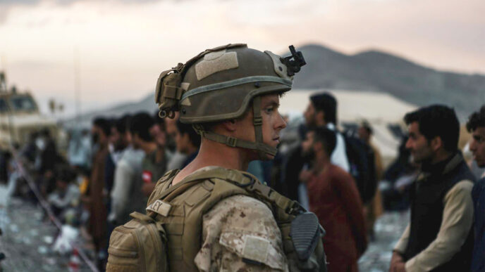 חייל מצבא ארה&quot;ב בשדה התעופה באפגניסטן (צילום: Sgt. Isaiah Campbell/U.S. Marine Corps via AP)