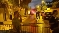 מחסום משטרתי שמונע מעובדי אלפא להפגין מול ביתו של דוד פורר. (צילום: ועד עובדי אלפא)