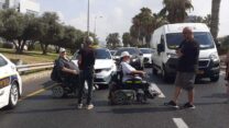פעילי מחאת הנכים חוסמים את מחלף הסירה (צילום: דוברות קבוצות מחאת הנכים)