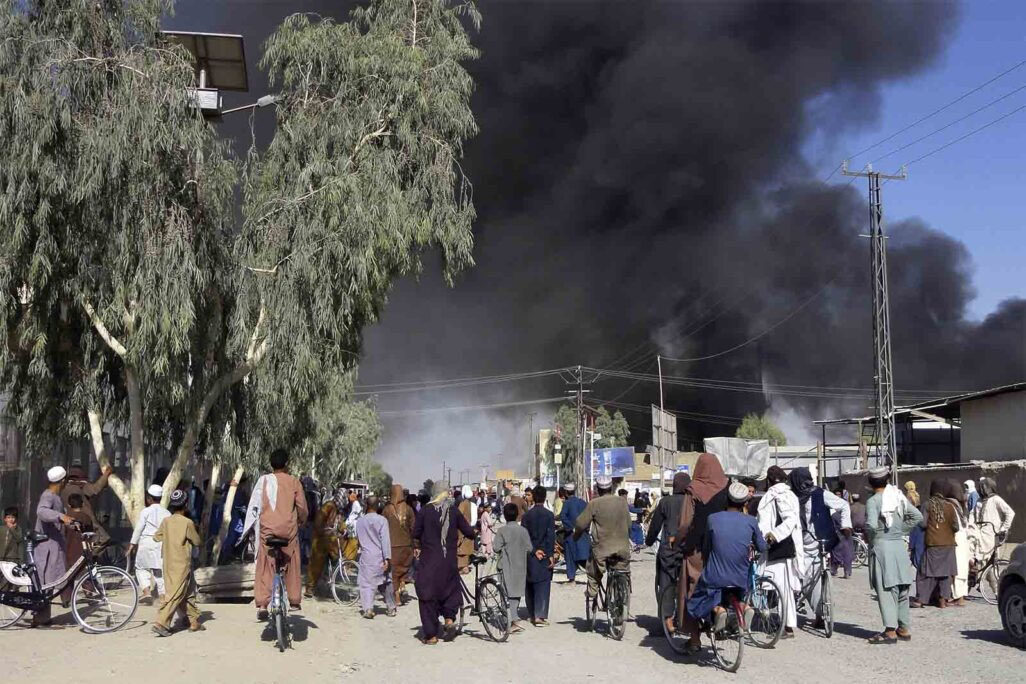 الدخان يتصاعد فوق ساحة قتال بين الجيش الأفغاني وحركة طالبان في قندهار. (تصوير: AP Photo/Sidiqullah Khan)