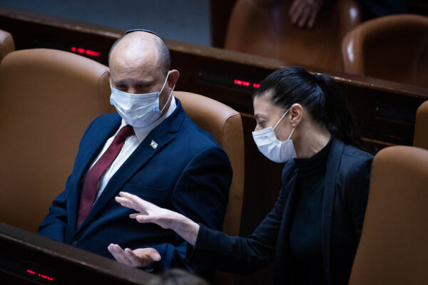 שרת התחבורה מרב מיכאלי וראש הממשלה נפתלי בנט (צילום: יונתן זינדל/פלאש 90)