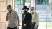 הרב שמואל רבינוביץ' בדרך לוועדת החקירה הממלכתית לאסון במירון. "לא העירו ולא אמרו שיש בעיה" (צילום: יונתן זינדל / פלאש90)