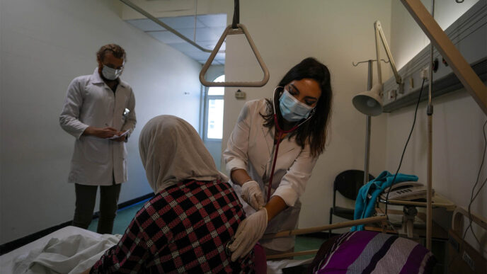 חדידה אל־סאדיק (מימין) בודקת מטופלת בבית החולים הציבורי רפיק חרירי בלבנון. (צילום: AP Photo/Hassan Ammar)(צילום: AP Photo/Hassan Ammar)