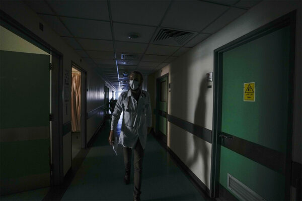רופא הולך במסדרון בבית החולים הציבורי רפיק חרירי בלבנון בזמן הפסקת חשמל. (צילום:AP Photo/Hassan Ammar)
(צילום: AP Photo/Hassan Ammar)