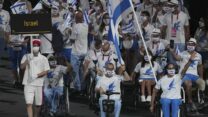 המשלחת הישראלית בטקס פתיחת המשחקים הפראלימפיים בטוקיו 2020 (צילום: AP Photo/Emilio Morenatti)