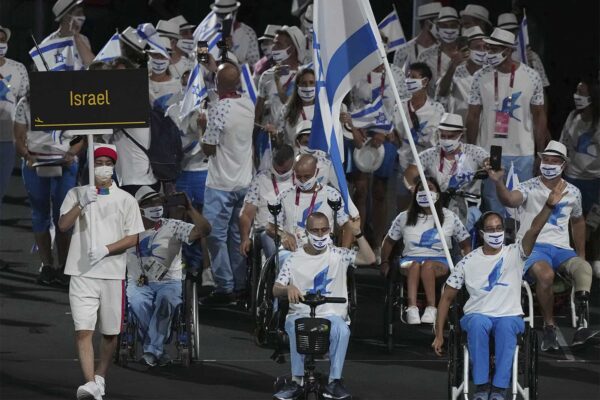 המשלחת הישראלית בטקס פתיחת המשחקים הפראלימפיים בטוקיו 2020 (צילום: AP Photo/Emilio Morenatti)