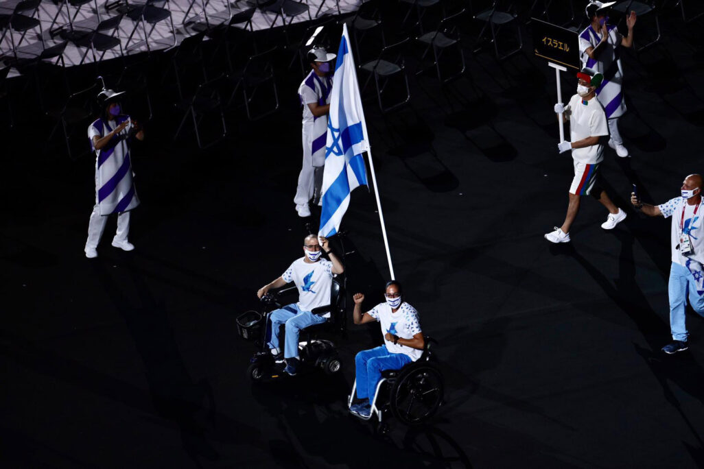 מורן סמואל ונדב לוי נושאים את דגל ישראל בטקס פתיחת המשחקים הפראלימפיים בטוקיו (צילום: גלעד קוולרצ'יק)